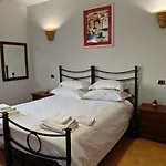 La Tana Nocleg ze śniadaniem 3*